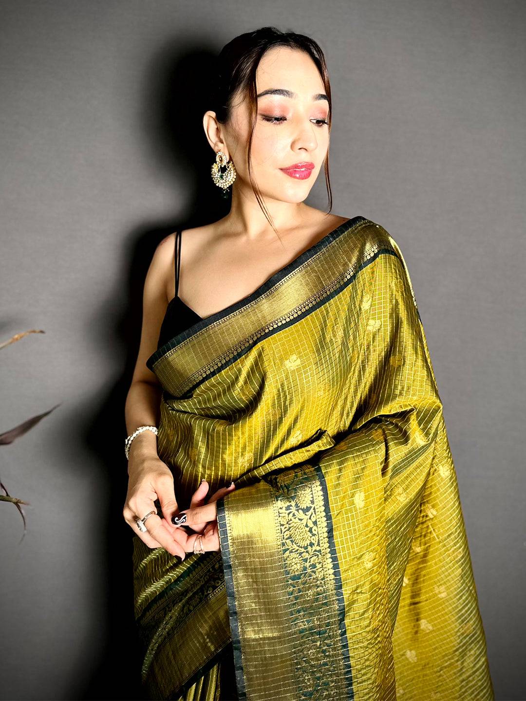 Royal Self Gold Zari Chex Chitpallu Saree