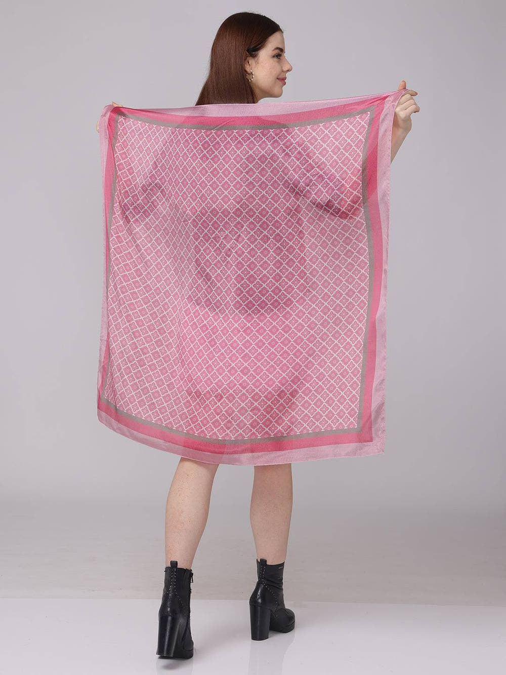 Elegant Pink Geometric Pattern Scarf