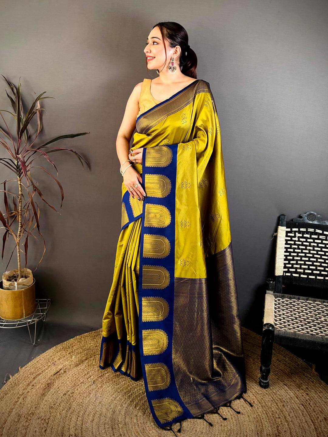 Artisan Gold Woven Pallu Contrast Border Saree