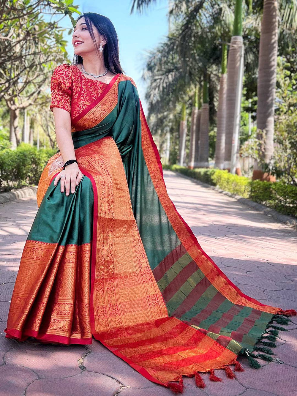 Aura Soft Silk Bottle Green Colour Saree With Kanjivaram Weaving