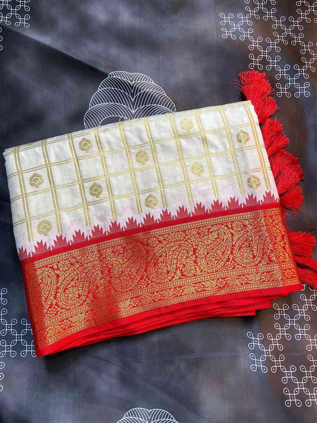 Divine Elegance Attractive Soft Silk Temple Border Gadwal Saree
