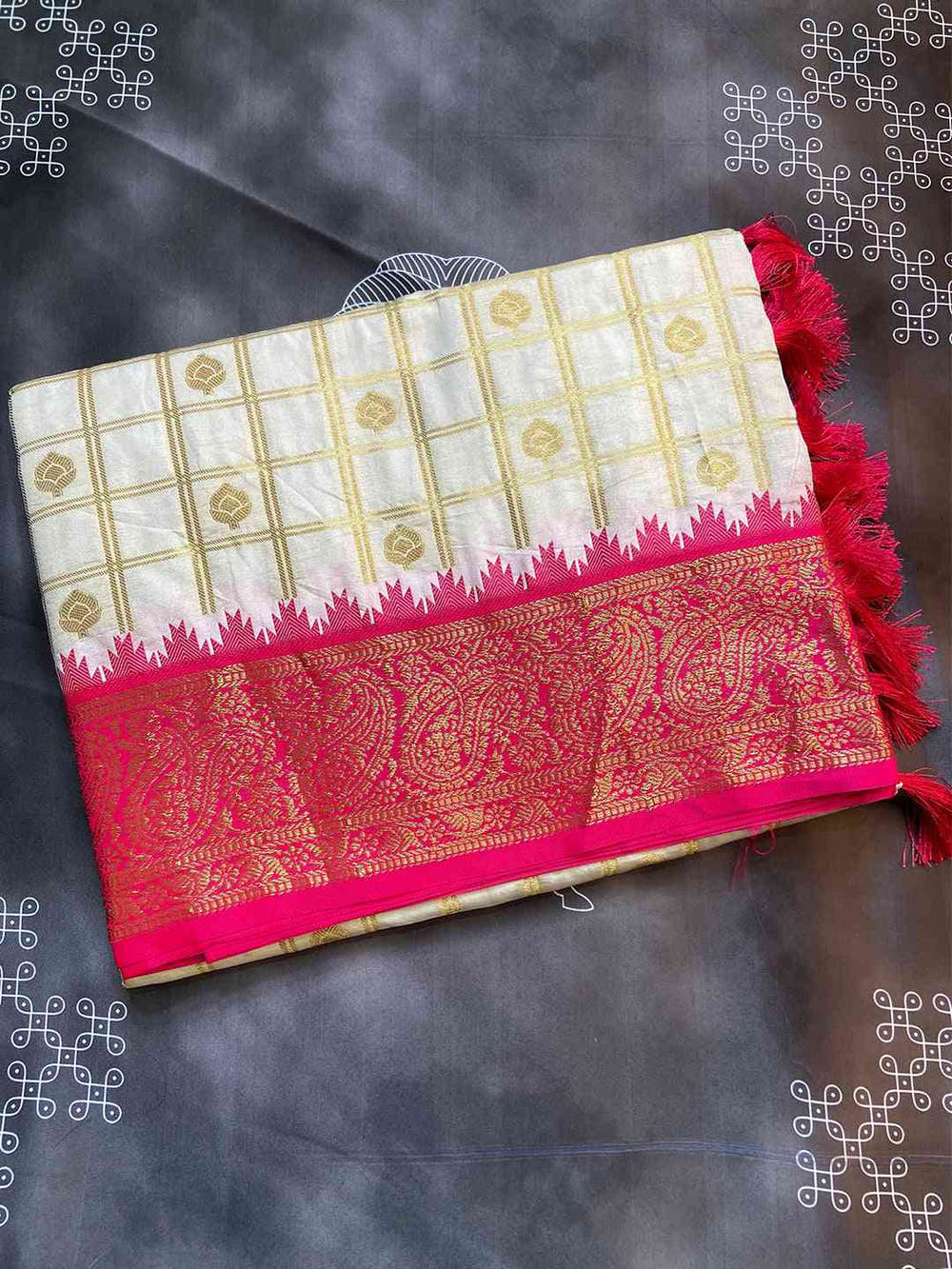 Divine Elegance Attractive Soft Silk Temple Border Gadwal Saree