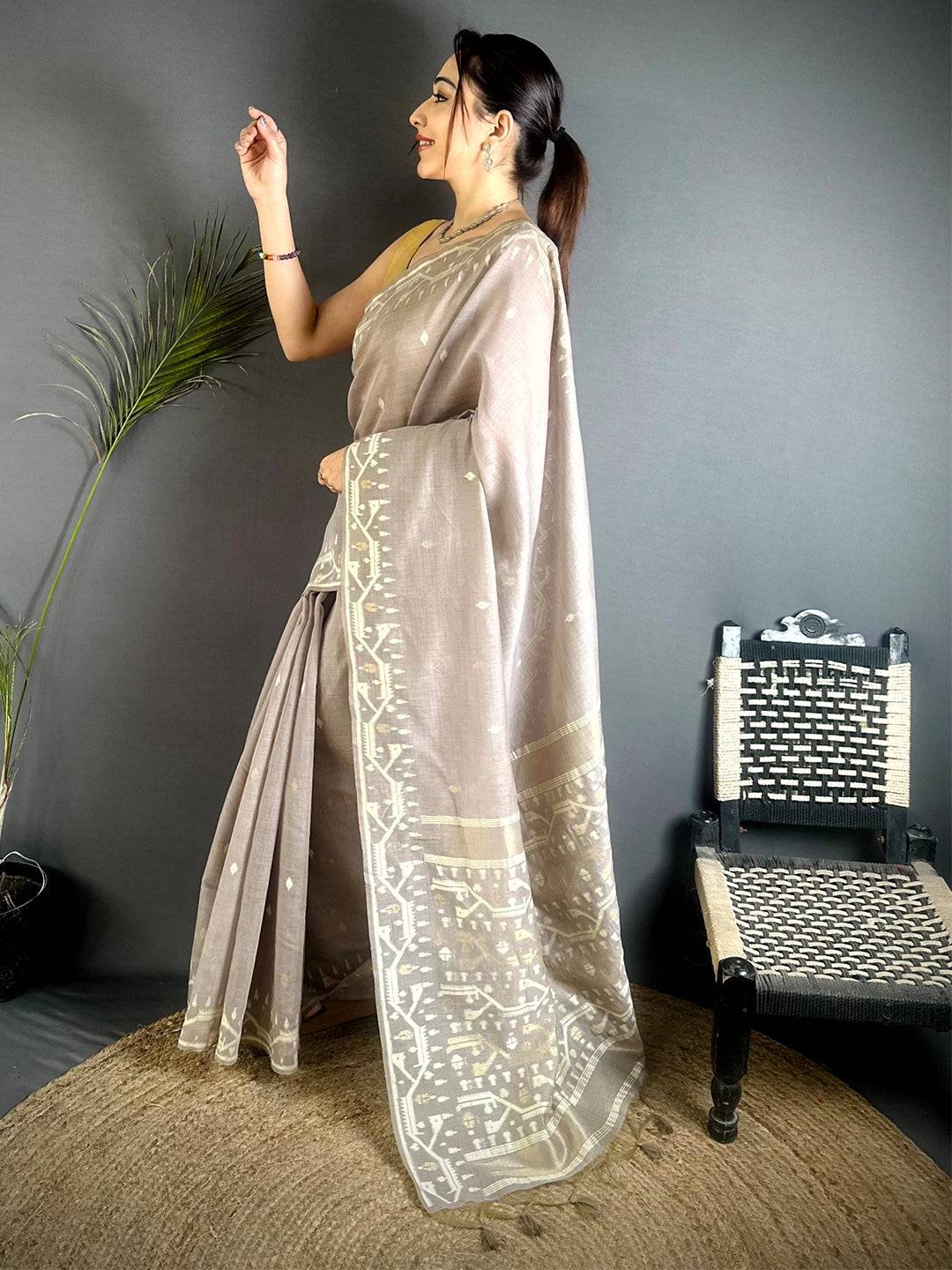 Classic Lakhani Geometric Linen Saree