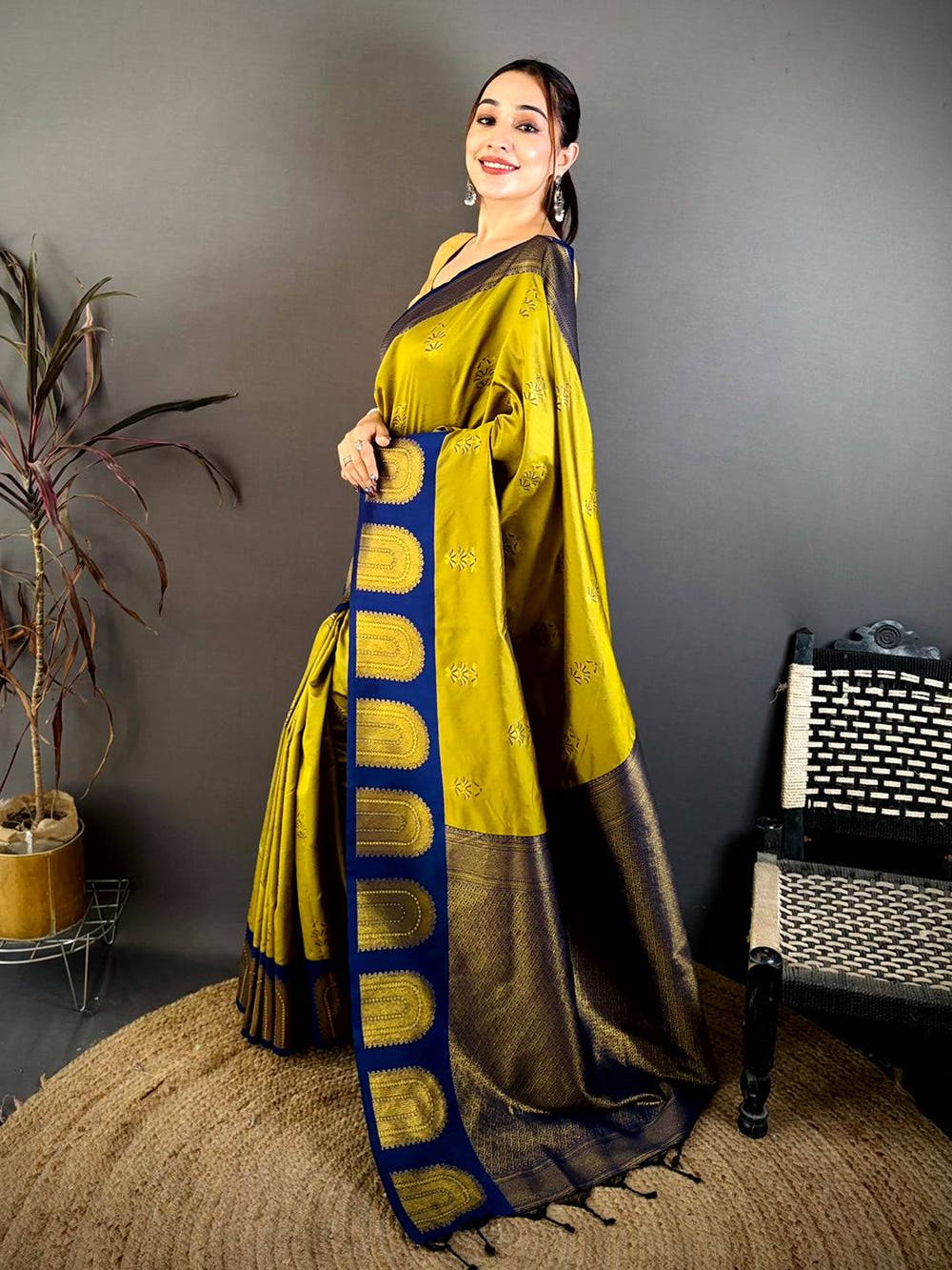 Artisan Gold Woven Pallu Contrast Border Saree