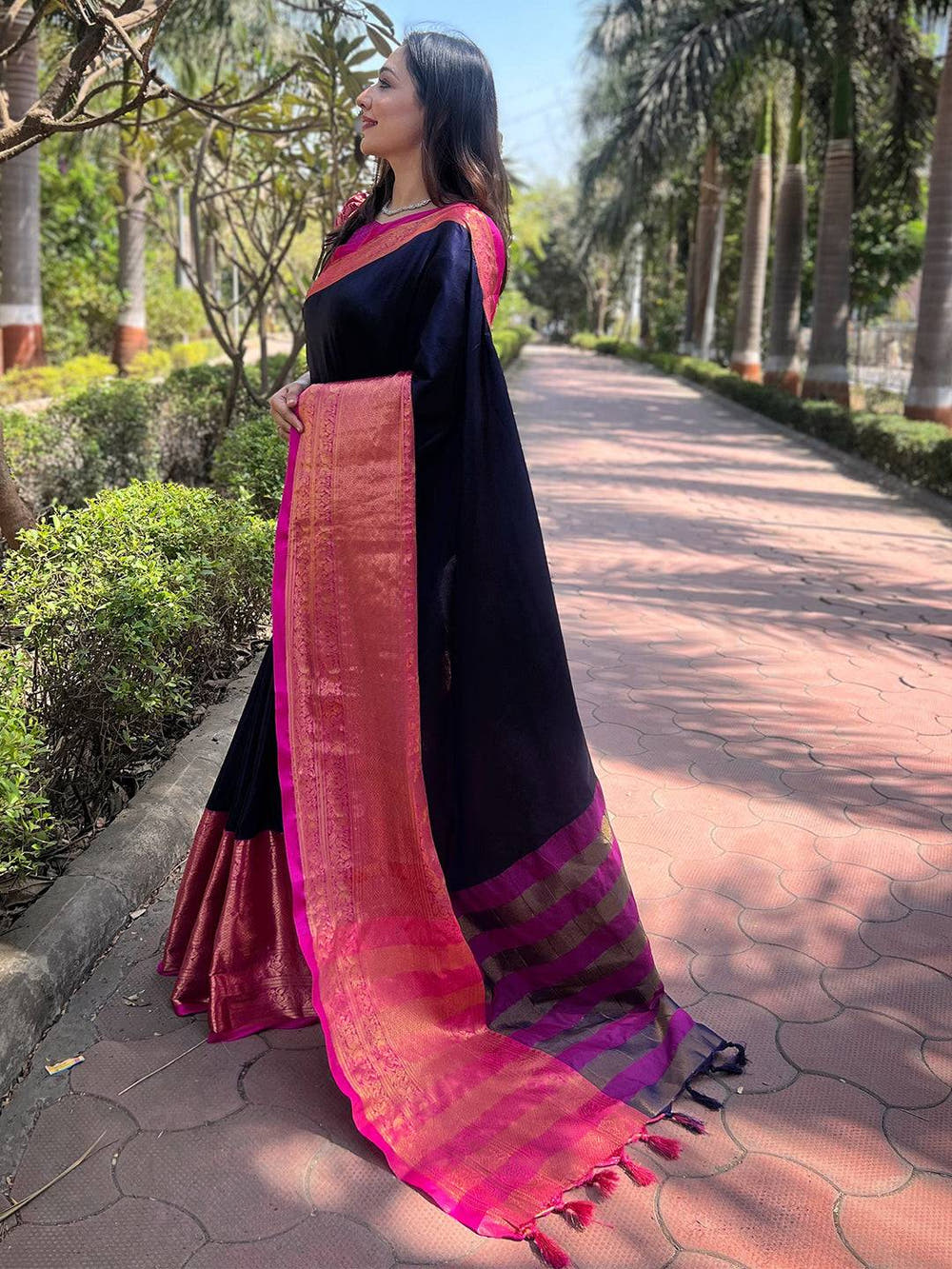 Aura Soft Silk Navy Colour Saree With Kanjivaram Weaving
