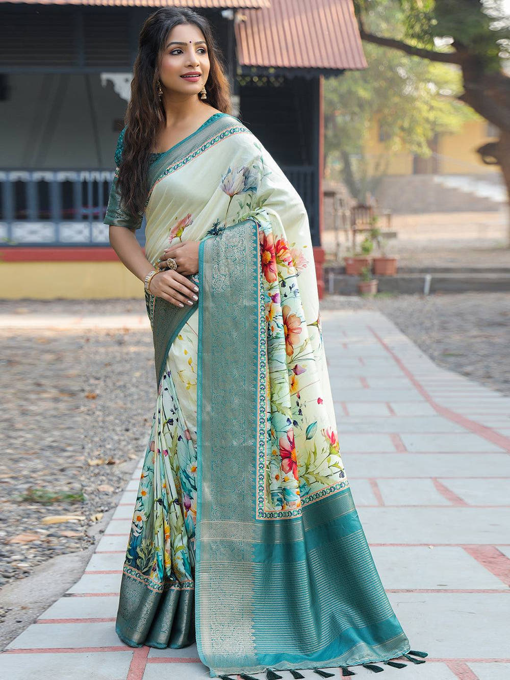 Light Green Colour Phulkari Design Zari Weaving Pallu Saree - Luxe