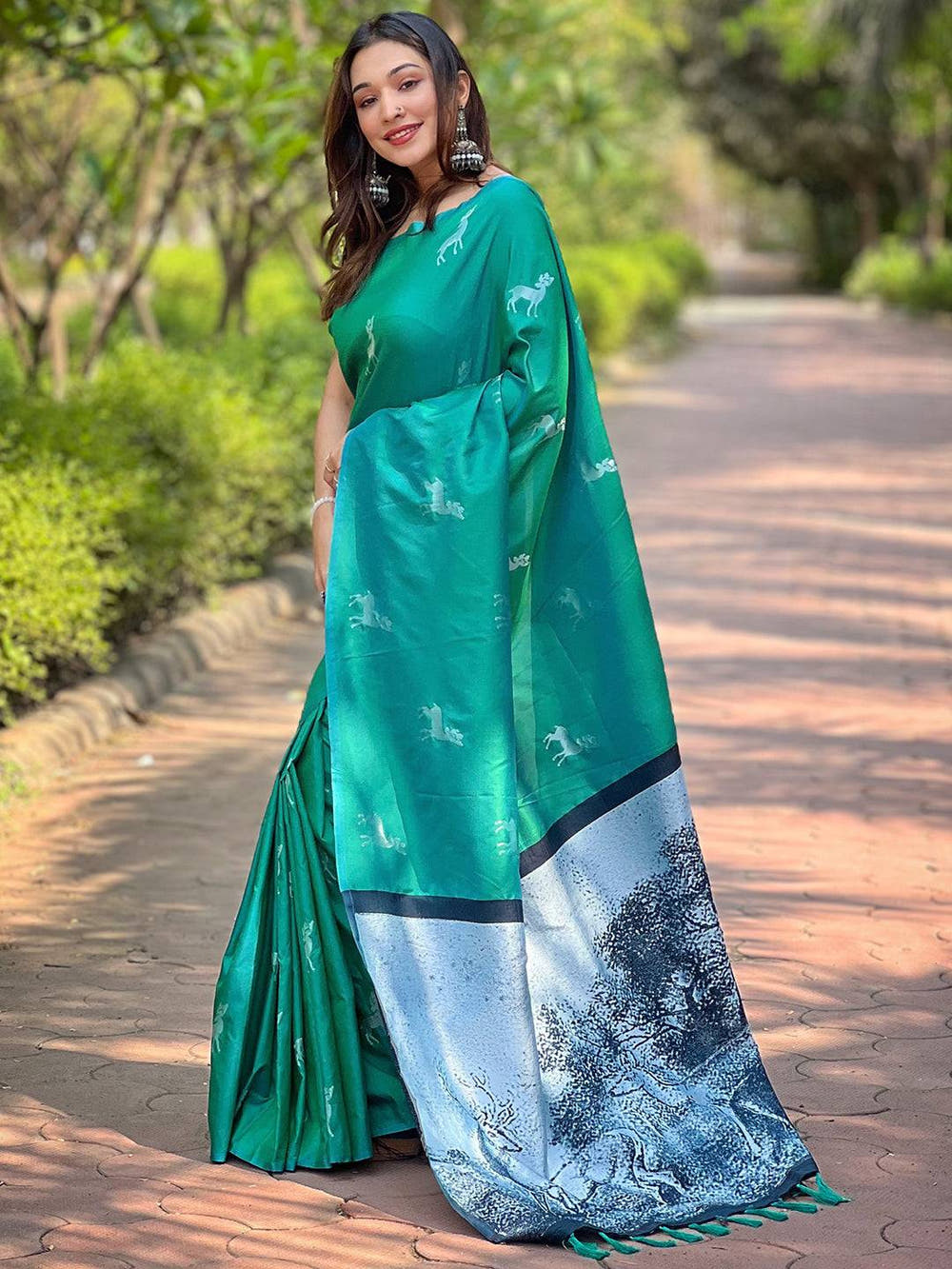 Green Soft Silk Saree With Postar Weaving Zari Pallu