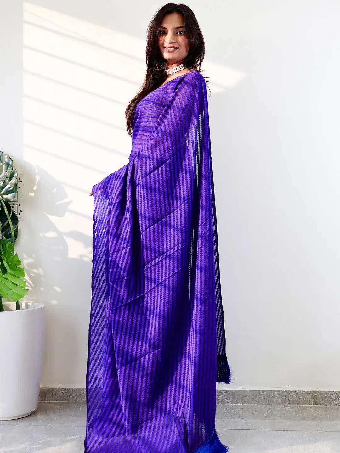 Soft Pure Georgette Saree With Thread Weaving Print