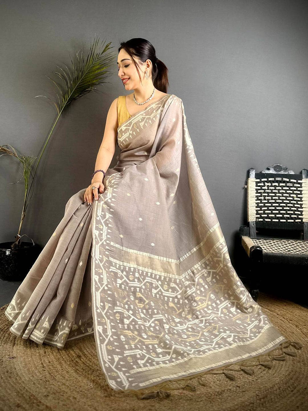 Classic Lakhani Geometric Linen Saree