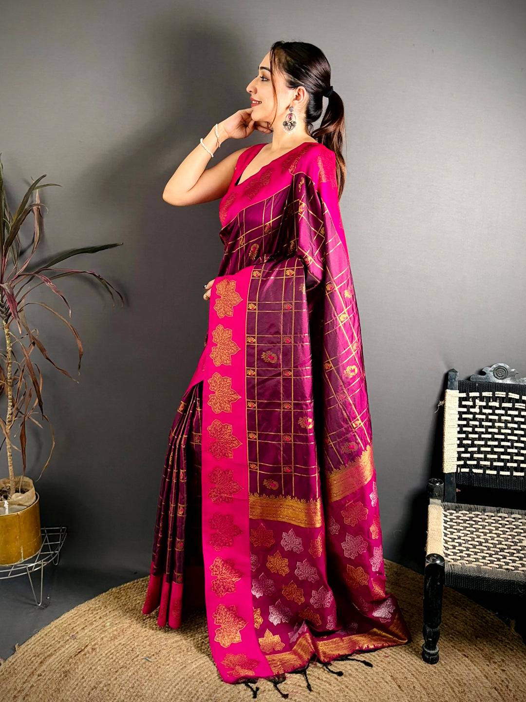 Stylish Gold Woven Pallu Contrast Border Saree