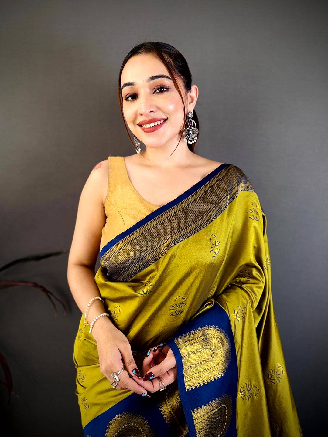 Artisan Gold Woven Pallu Contrast Border Saree
