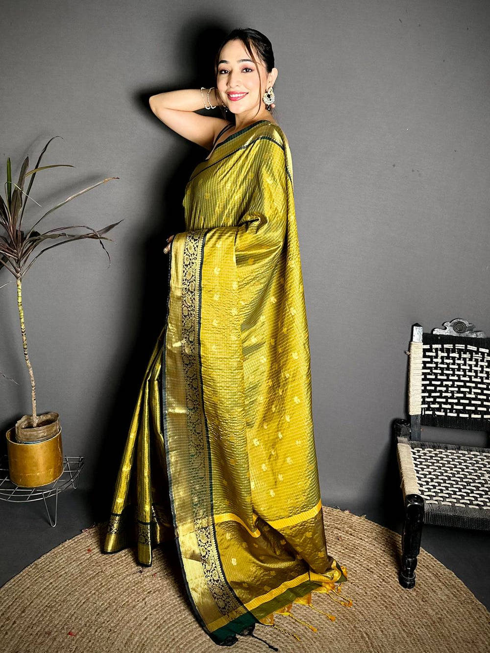Royal Self Gold Zari Chex Chitpallu Saree