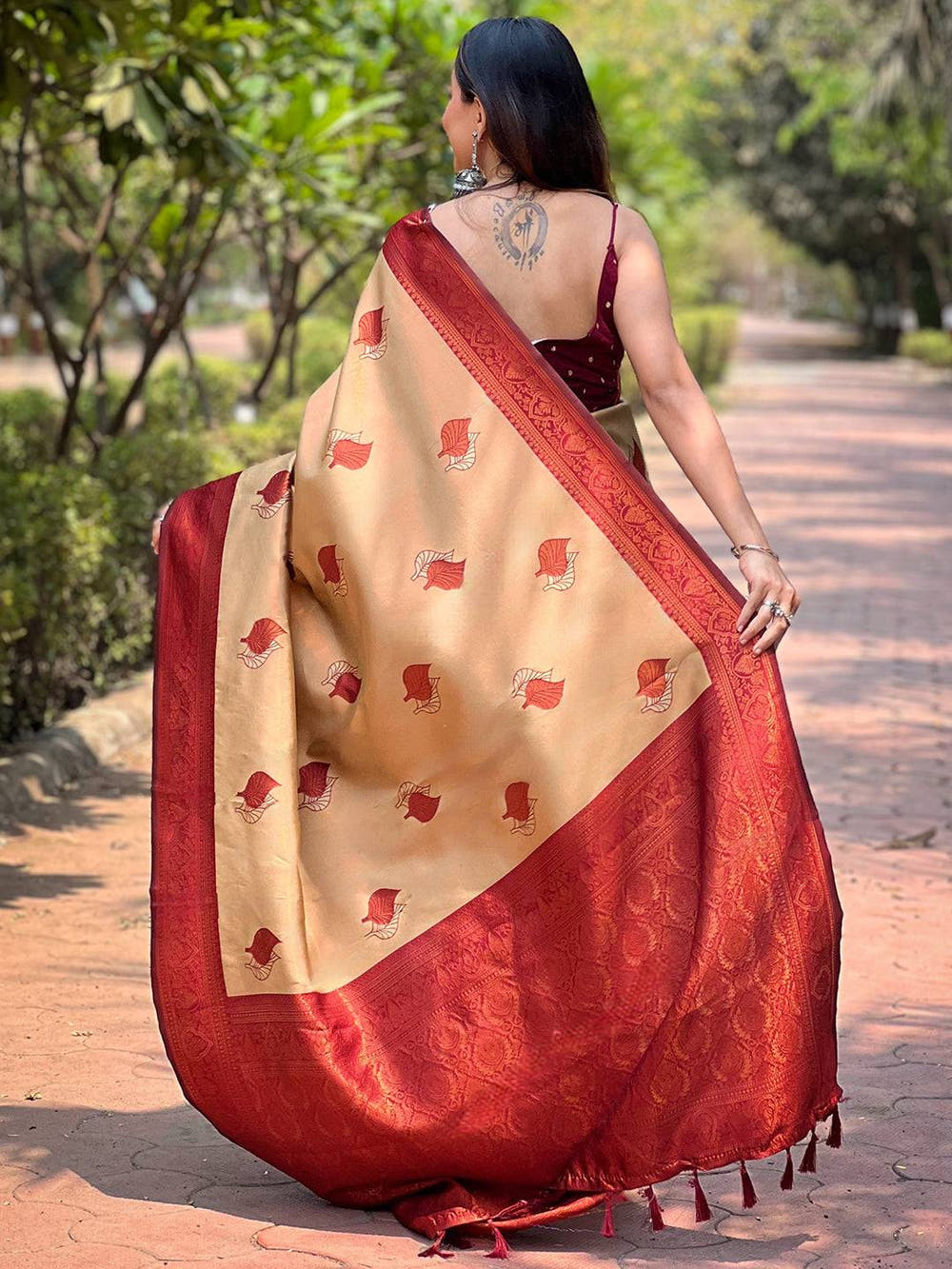 Pine Kanjivaram Tissue Saree With Gold Zari Weaving