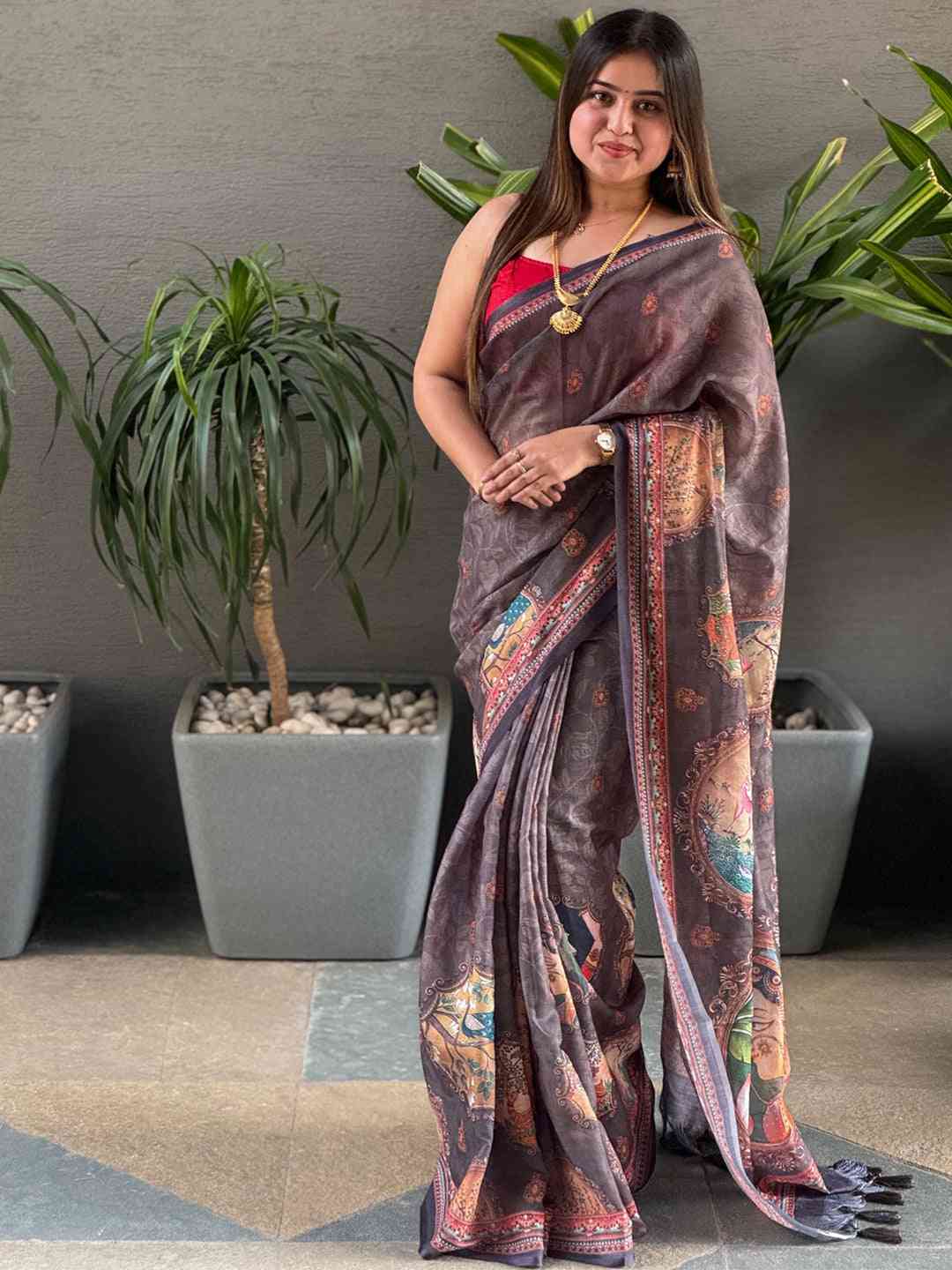 Grey colour Linen Saree With Digital Print And Majestic Border