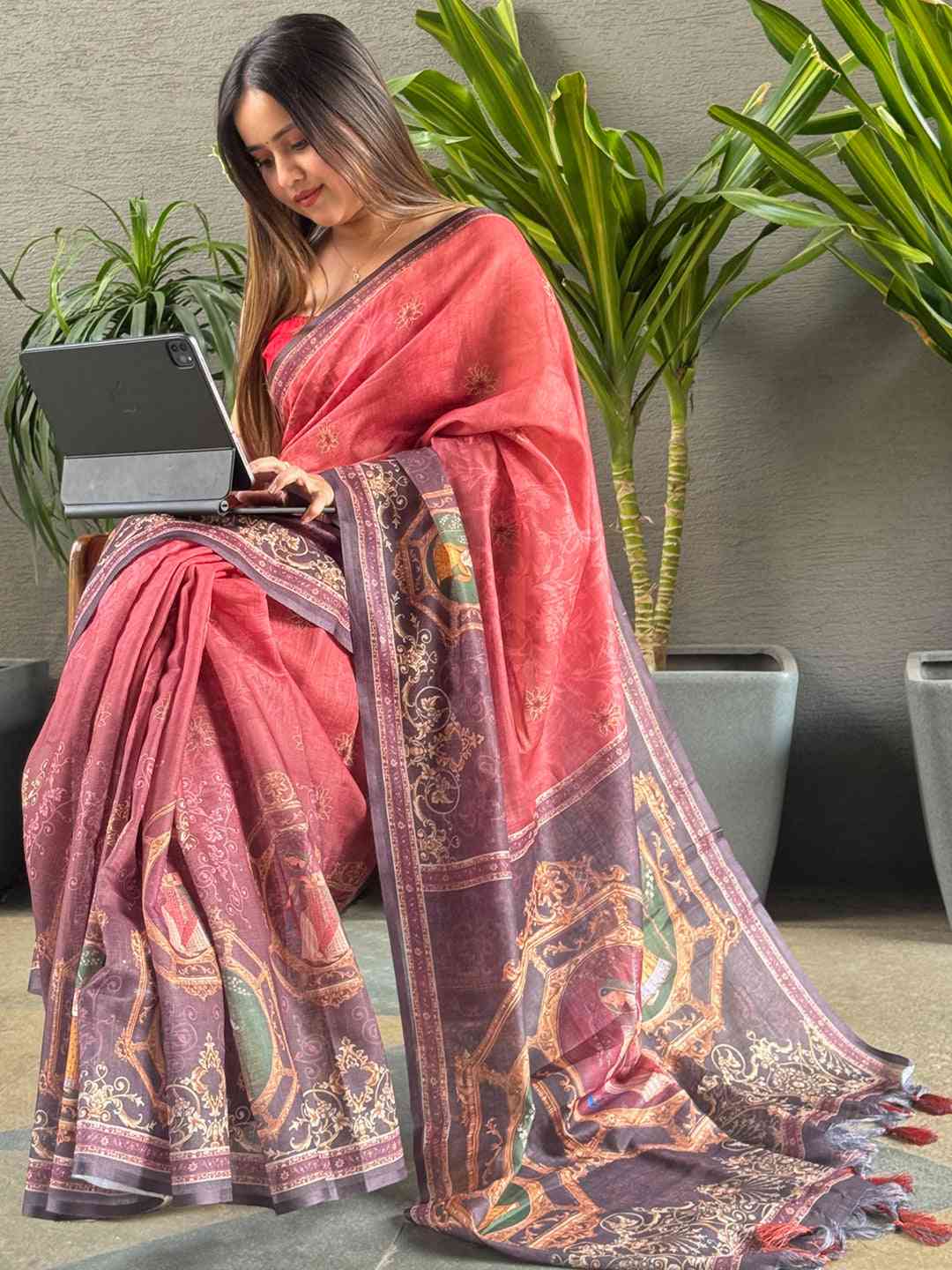 Red colour Linen Saree With Digital Print And Majestic Border