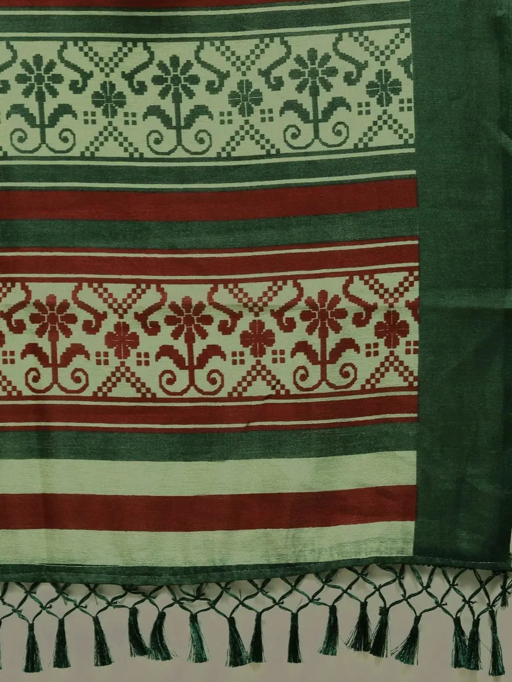 Stylish Silk Saree With Solid Floral Print