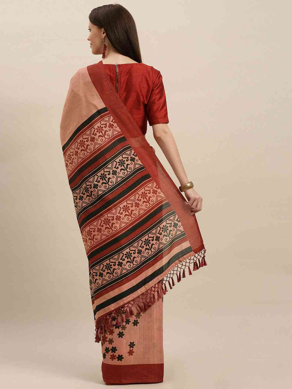 Stylish Silk Saree With Solid Floral Print