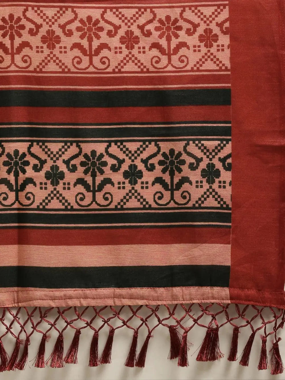 Stylish Silk Saree With Solid Floral Print