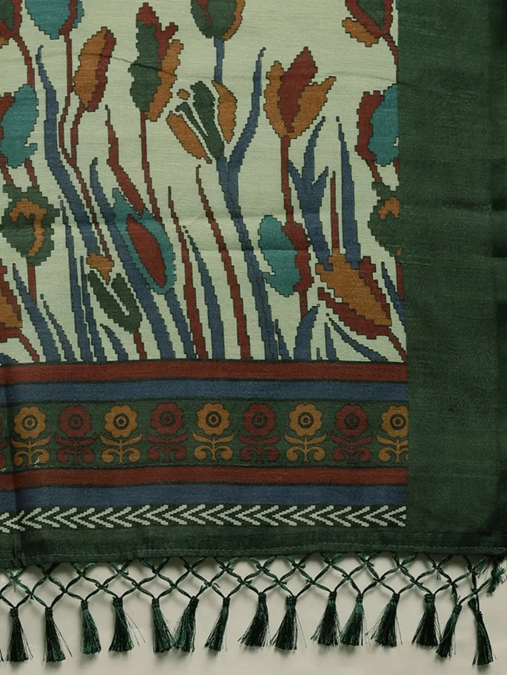 Stylish Silk Saree With Solid Floral Print