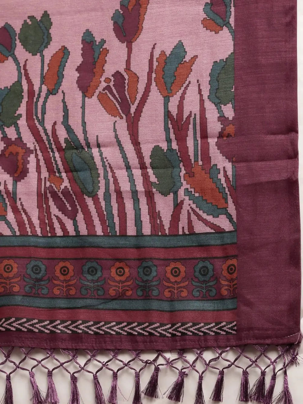 Stylish Silk Saree With Solid Floral Print