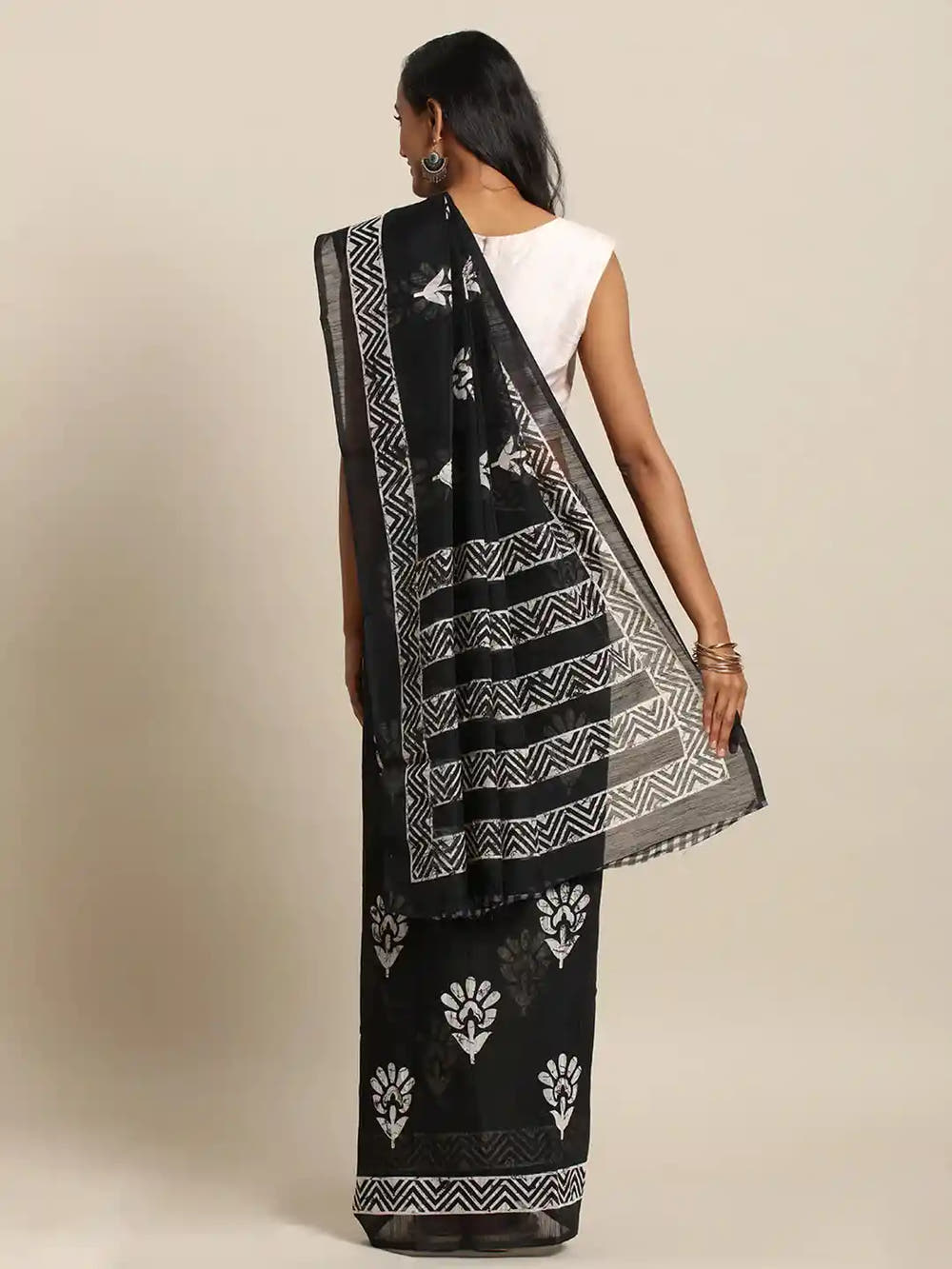 Trendy Black Colour Saree Adorned with Printed Border