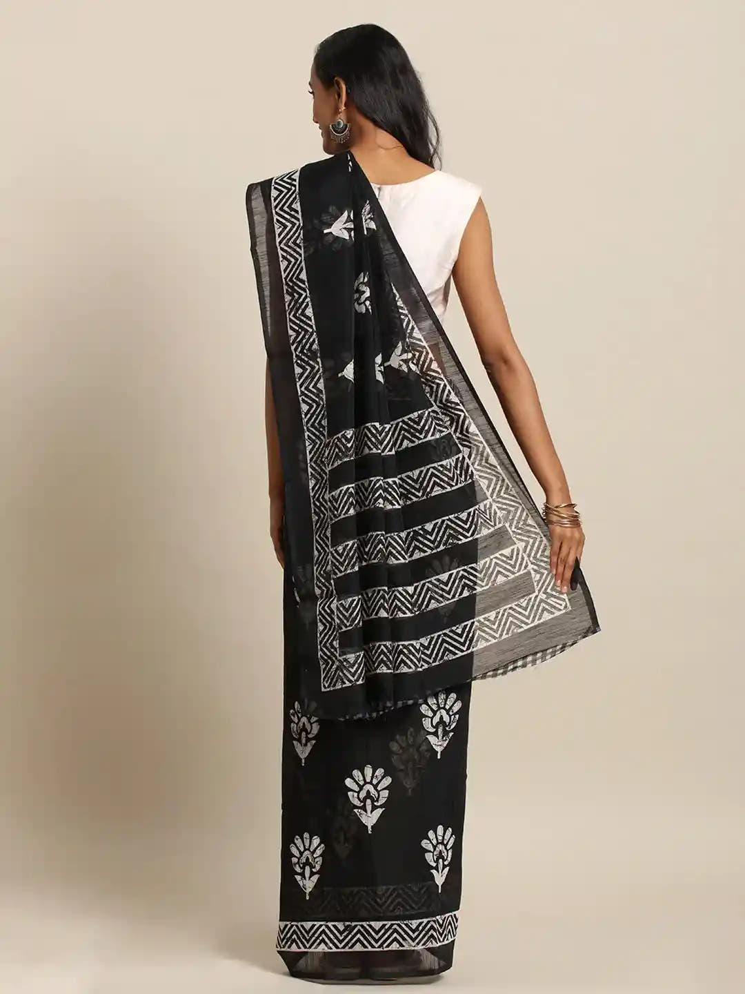 Trendy Black Colour Saree Adorned with Printed Border
