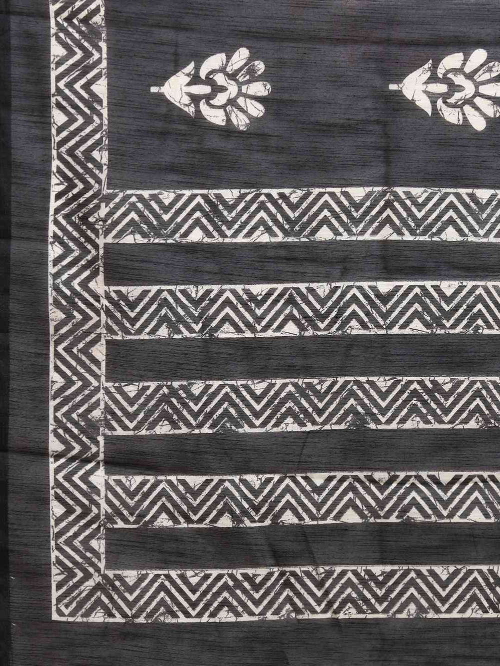 Trendy Black Colour Saree Adorned with Printed Border